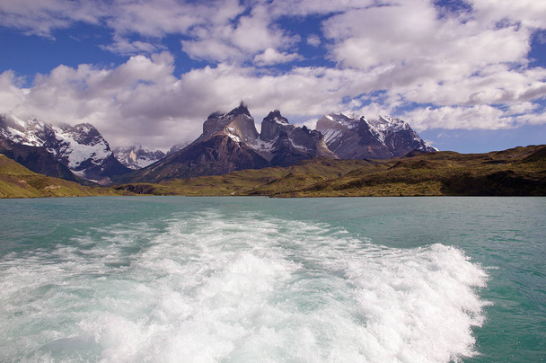 Cuernos del Paine con clima tipico della Patagonia, vista dal lago Pehoe nel Parco Nazionale di Torres del Paine nella regione di Magallanes, Cile meridionale
.  - Foto, immagini