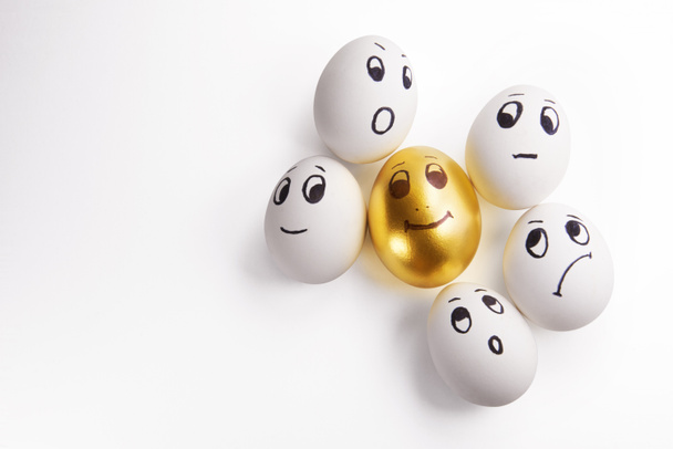 beyaz ve bir altın yumurta - Fotoğraf, Görsel