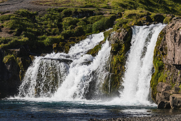 Wodospad w Islandii na letnie słoneczny dzień - Zdjęcie, obraz