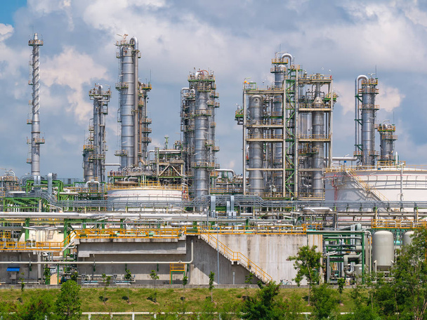 Petrol rafineri tesisi ile mavi gökyüzü ve bulut, Tayland - Fotoğraf, Görsel