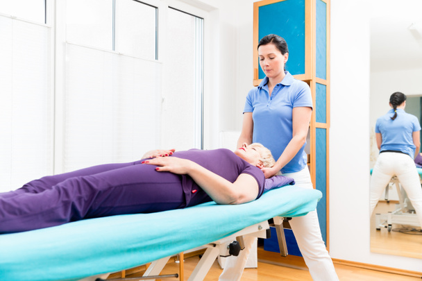 Femme âgée en visite physiothérapeute pour massage
 - Photo, image