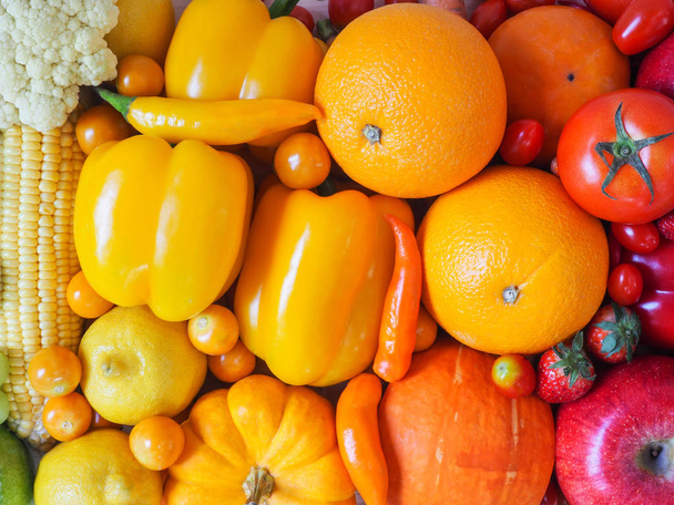 buntes frisches Obst und Gemüse Hintergrund, gesunde Ernährung Konzept. - Foto, Bild