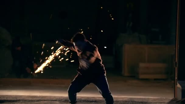 Muž dělá flip ve vzduchu, triky bojových umění v městě noci, pomalý pohyb - Záběry, video