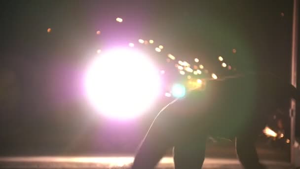 Gyakorolni tricker, három kéz ezelőtt, szikrák éjszakai város - Felvétel, videó