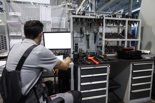 Bilgisayar ve Cnc Fabrikası'nda araçlar ile işyerinde işçi - Fotoğraf, Görsel