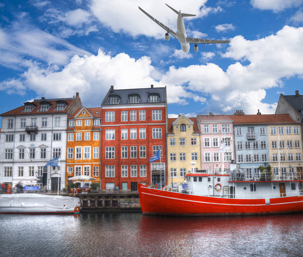 το αεροπλάνο πετώντας πάνω από το Nyhavn είναι το παλιό λιμάνι της Κοπεγχάγης. Δανία - Φωτογραφία, εικόνα