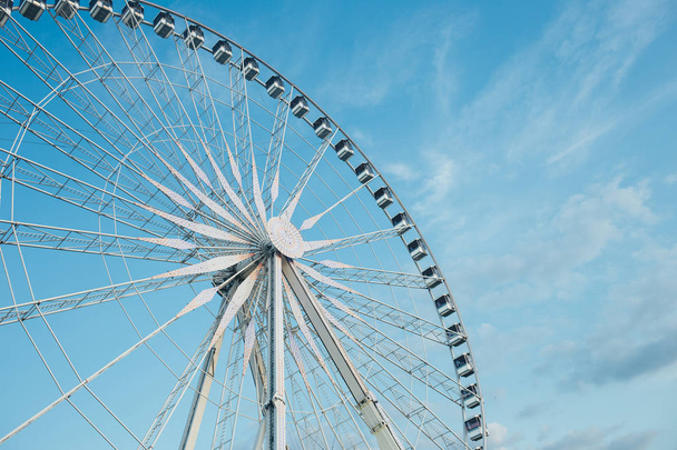 Ferris Wiel Over Blauwe Lucht - Foto, afbeelding