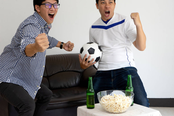 Grupo de jóvenes hombre ver partido de fútbol en programa de televisión animar y existente
 - Foto, Imagen