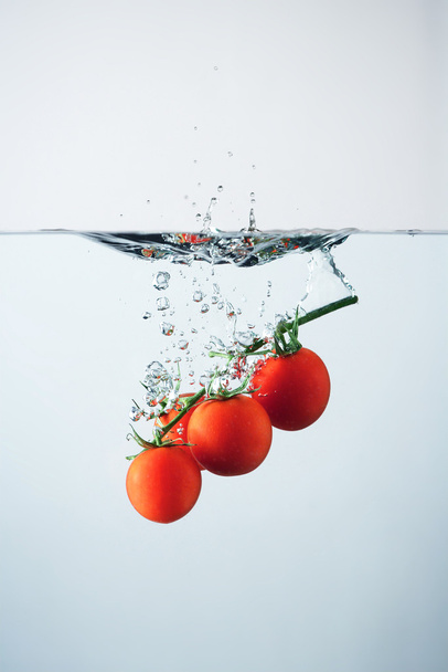 Cherry tomatoes splash - Foto, immagini