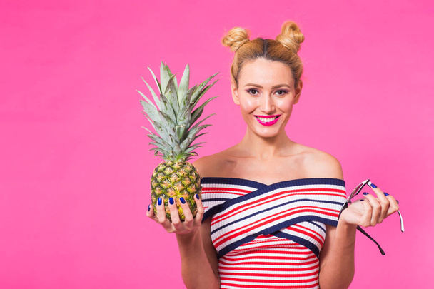 Komik kadın ve pembe arka plan boşaltmak ile üzerinden pineapple portre. - Fotoğraf, Görsel