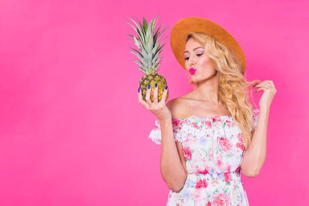 Portrét šťastná žena a ananas růžové pozadí s copyspace. Léto, stravy a zdravého životního stylu koncepce - Fotografie, Obrázek