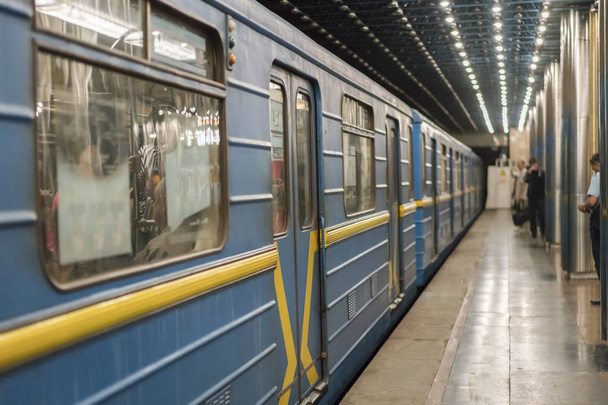 Metro vonat, a peronon. Kék metró vonat a metróállomástól. kijelölt fókusz - Fotó, kép