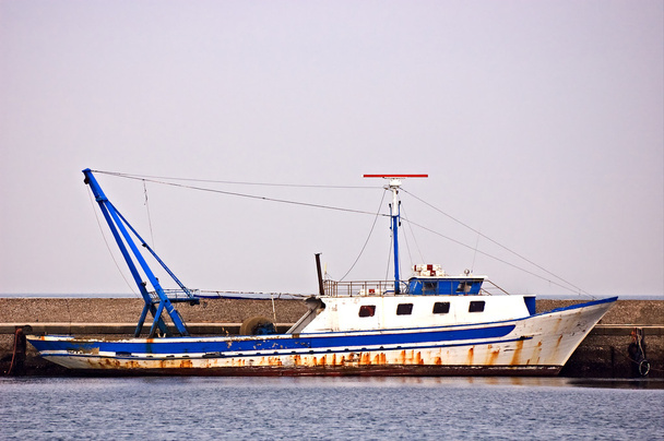 Barco de pesca amarrado
 - Foto, imagen