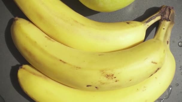 Los plátanos de cámara lenta y una manzana yacen en una bandeja para hornear
 - Metraje, vídeo