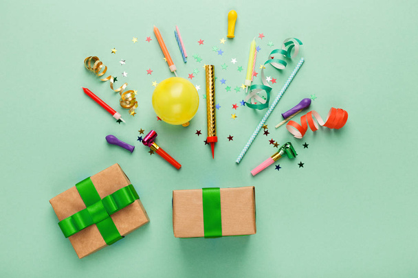 Fond de fête d'anniversaire avec cadeau et confettis
 - Photo, image