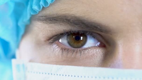 Oeil infirmier regardant la caméra, travailleur hospitalier confiant, profession médicale
 - Séquence, vidéo
