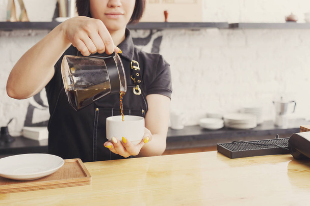 Ritratto di giovane barista al banco della caffetteria
 - Foto, immagini