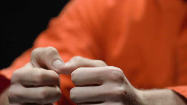 Колонист снимает с человека наручники за встречу с родственниками, выписку из тюрьмы
 - Кадры, видео
