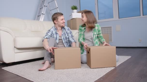Joven pareja feliz se mudó un nuevo apartamento
 - Metraje, vídeo