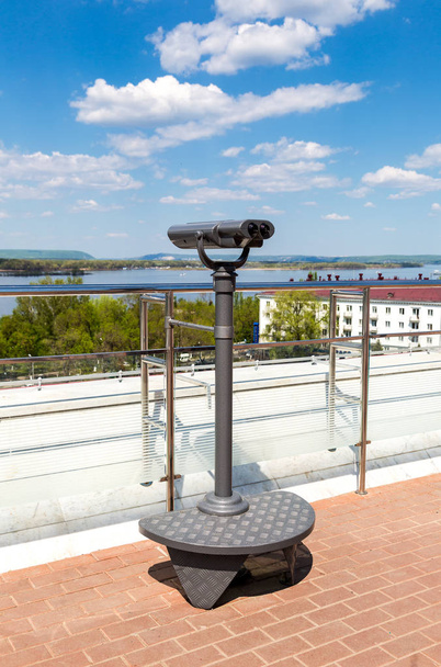 Stacionární turistický dalekohled na nábřeží města v letním dni - Fotografie, Obrázek