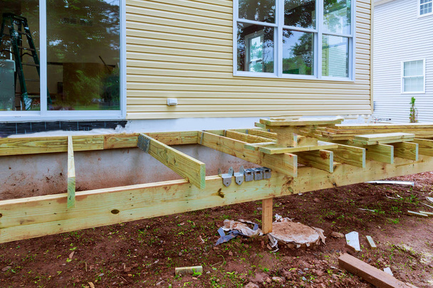 Réparation et remplacement de terrasse ou patio en bois avec installation moderne de matériaux nouvelle maison
 - Photo, image