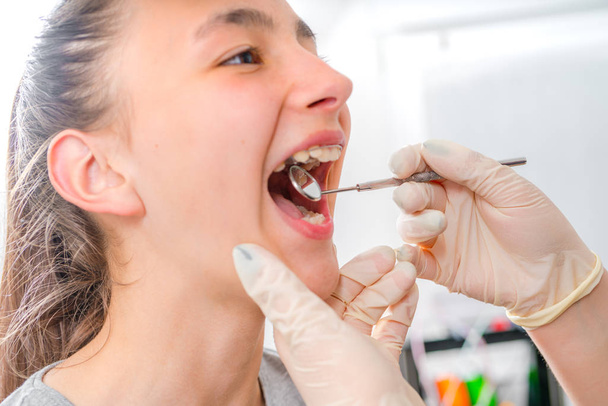 Dentist checking  for dental braces to the  patient - Foto, Imagen
