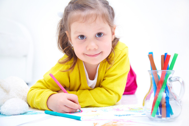 girl is drawing - Foto, Imagen