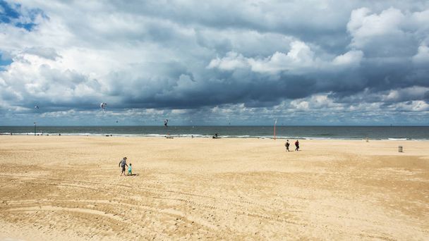 Kytesurfers na plaży w dzielnicy Scheveningen w Holandii - Zdjęcie, obraz