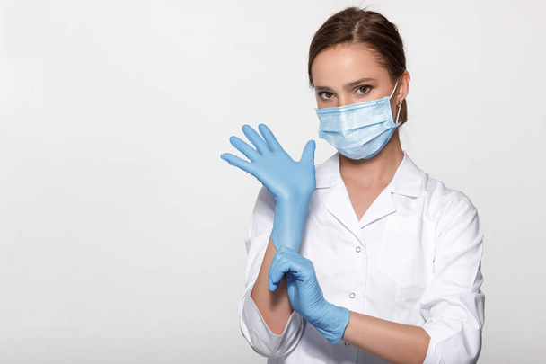 doctor wearing mask and gloves - Foto, afbeelding