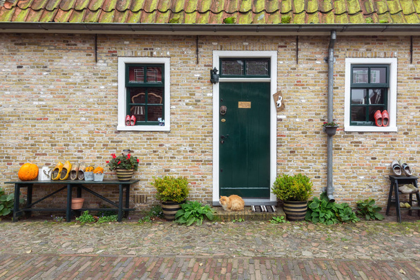 Z przodu urządzony dom w Bourtange, holenderskiego ufortyfikowane wioski w prowincji Groningen, w północnej części Holandii - Zdjęcie, obraz