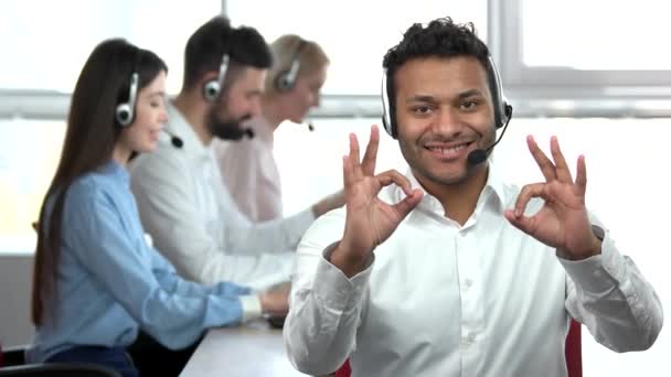 Indiai férfi irodában bemutató rendben gesztusok két kéz. - Felvétel, videó