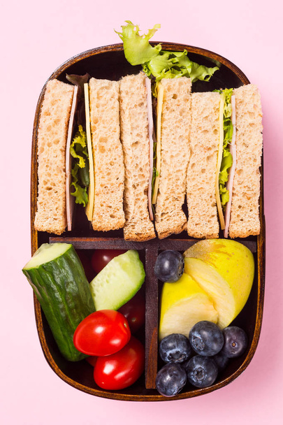 School houten Lunchbox met broodjes - Foto, afbeelding