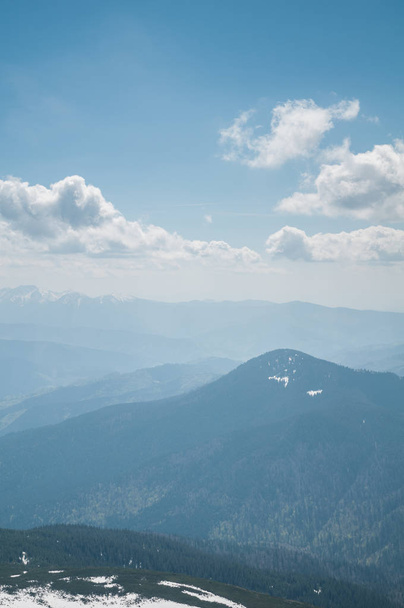 Відкривається прекрасна панорама на засніжені гори Карпати з вершини Говерли навесні в прекрасний сонячний день з легкої хмари. Карпати, г. Говерла, Україна - Фото, зображення