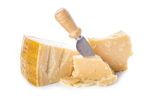 Выдержанный сыр пармезан или пармиджано Реджано на белом фоне
 - Фото, изображение