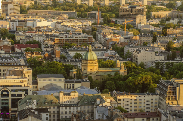 Warszawa, Polska - Jmay 22, 2018 r. Antenowe drone widok z góry panoramę centrum miasta. Wieczorem miasto - Zdjęcie, obraz