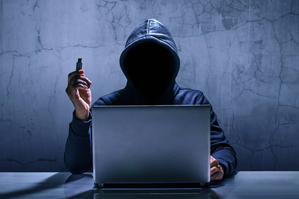 Hacker usando laptop. Hackear a Internet. - Foto, Imagem