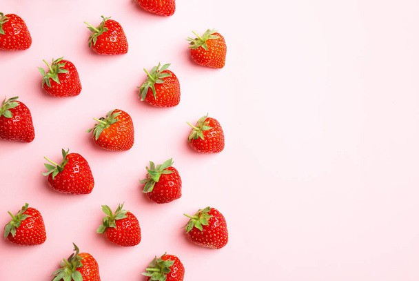 Flat lay composition with with tasty ripe strawberries on color background - Foto, afbeelding