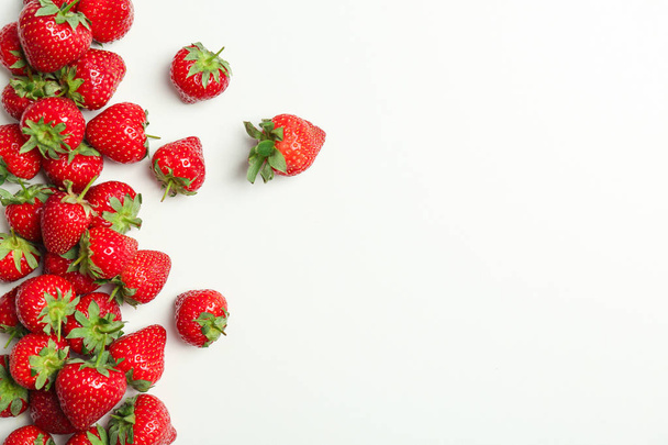 Flat lay composition with with tasty ripe strawberries on light background - Fotoğraf, Görsel