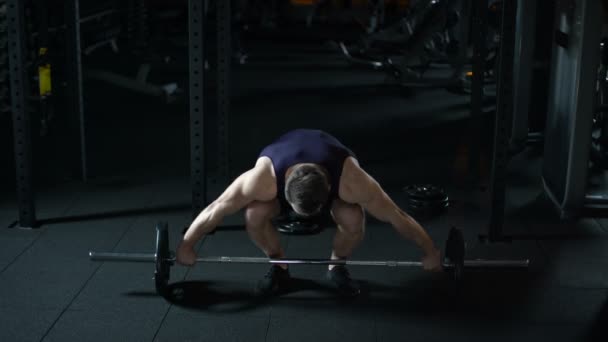 Strong bodybuilder easily raises up heavy barbell, training workout program - Video, Çekim