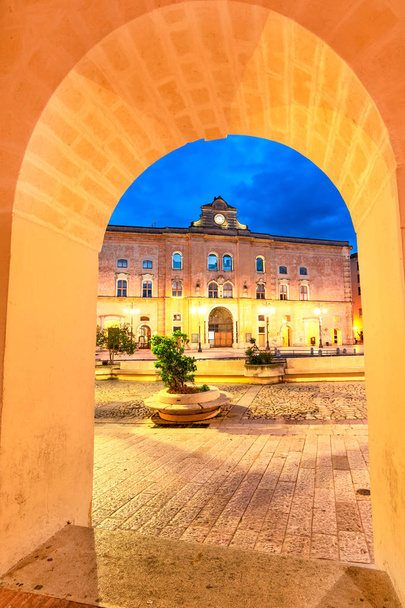 Матера, Италия: взгляд Витторио Мбаппе на квадрат
 - Фото, изображение