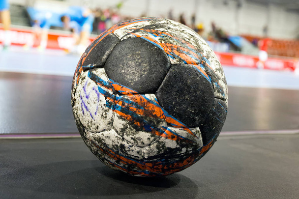 Schäbiger Handball auf dem Parkett - Foto, Bild