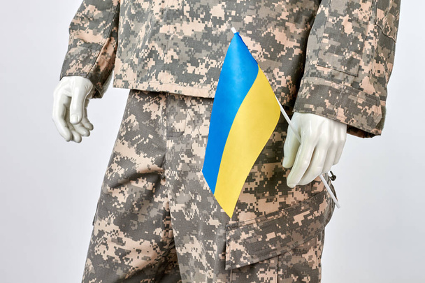 Etalagepop houdt Oekraïense vlag. - Foto, afbeelding