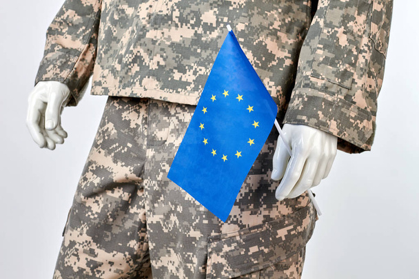 Μανεκέν στρατού ομοιόμορφο με σημαία της Ευρωπαϊκής Ένωσης, κοντινό πλάνο. - Φωτογραφία, εικόνα