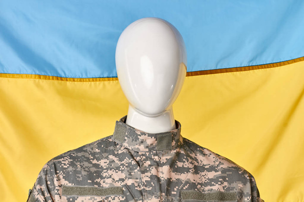 Πορτρέτο της στρατιωτικής μανεκέν ουκρανική σημαία φόντο. - Φωτογραφία, εικόνα