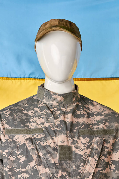 Maniquí con ropa militar y gorra
. - Foto, imagen
