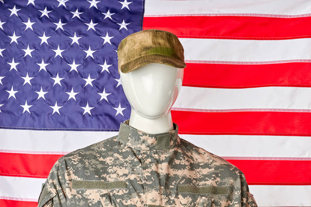 Camuflaje soldado uniforme con gorra
. - Foto, imagen
