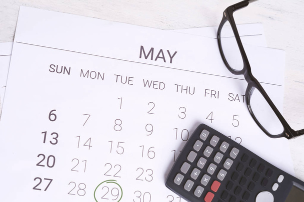 Kalender, um Sie an einen wichtigen Termin mit dem Taschenrechner im Mai zu erinnern. Finanzplanung, Geschäftskonzept. - Foto, Bild