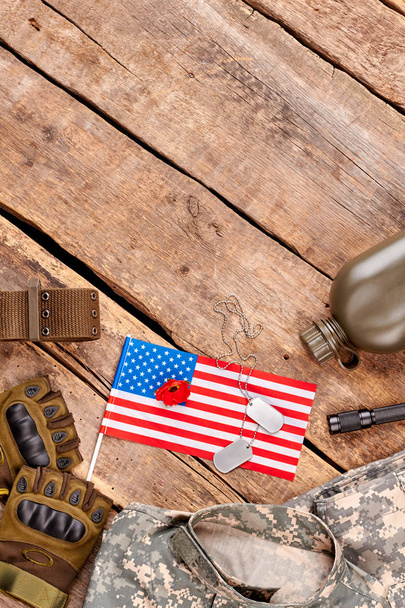 Amerikai katona ruhák és kiegészítők, fa, copyspace. - Fotó, kép
