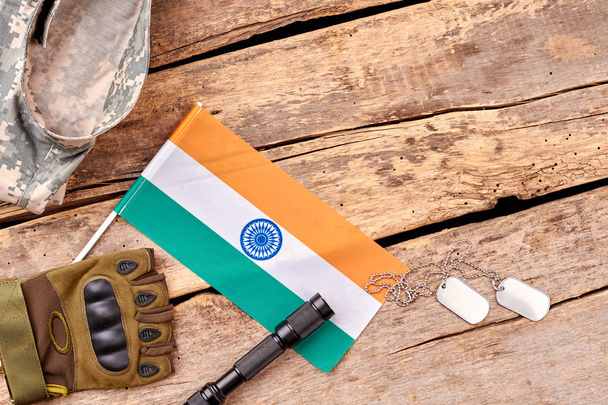 Artículos de soldado indio con copyspace en madera
. - Foto, Imagen