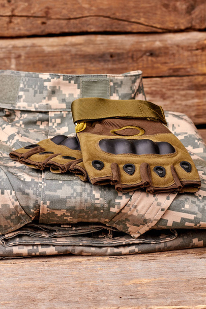 Στρατιωτικά ρούχα παραλλαγής και fingerless γάντια. - Φωτογραφία, εικόνα